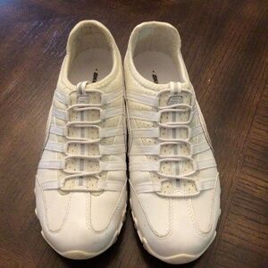 Women’s Skechers white casual sneakers; size 6